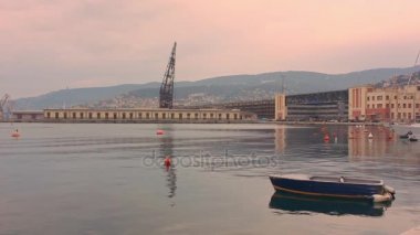 Trieste deniz kıyısında, küçük tekne