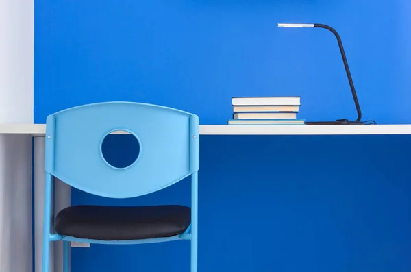 Bureau blanc dans une chambre bleue — Photo