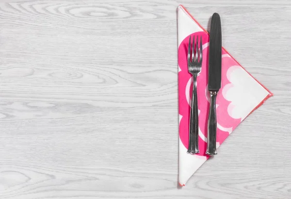 Fourchette et couteau sur une table en bois — Photo