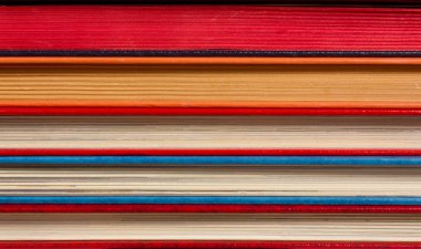 Yığılmış renkli kitaplar