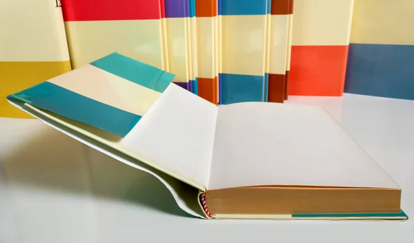 Öppen bok på ett vitt skrivbord — Stockfoto