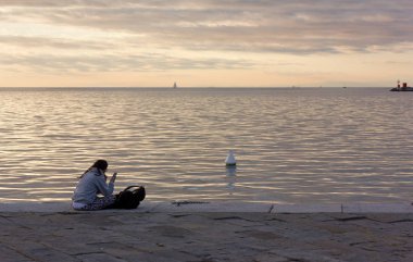 Sunset 'te Trieste Sahili boyunca kız