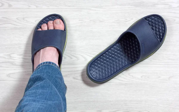 Mannelijke voet dragen een Slipper — Stockfoto