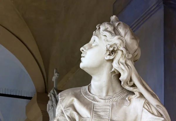 Estatua de una mujer mirando hacia arriba — Foto de Stock