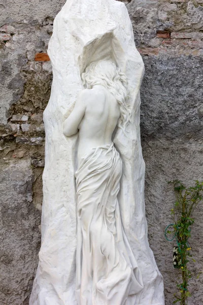 Estátua de mármore de uma mulher — Fotografia de Stock
