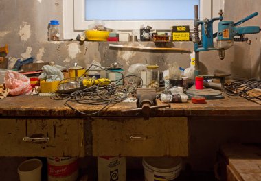 Eski kirli garaj Workbench
