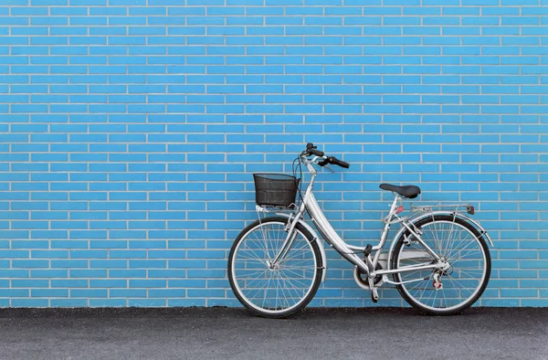 Bike against a Turquoise Brick Wall — Stock Photo, Image