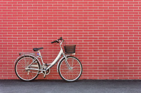 Rower obok ściany z czerwonej cegły — Zdjęcie stockowe