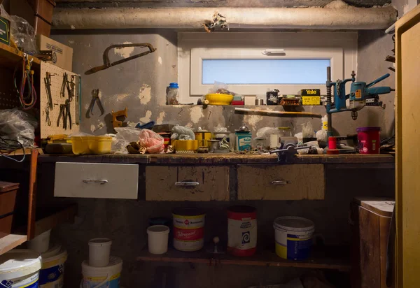 Eski kirli garaj Workbench