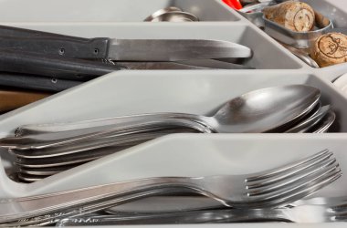 Çatal bıçak takımı ve Mutfak çekmecesinde mantarlar