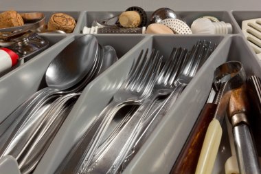 Çatal bıçak takımı ve Mutfak çekmecesinde mutfak eşyaları