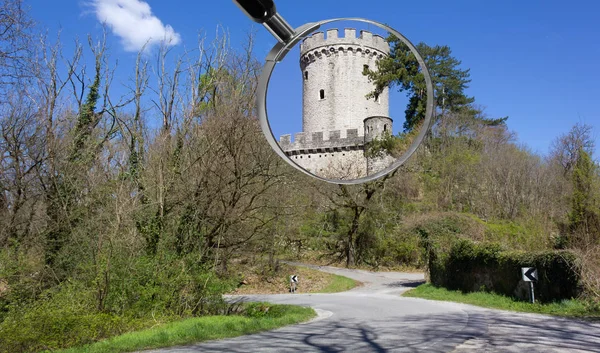 Замок Браник под увеличительным стеклом — стоковое фото