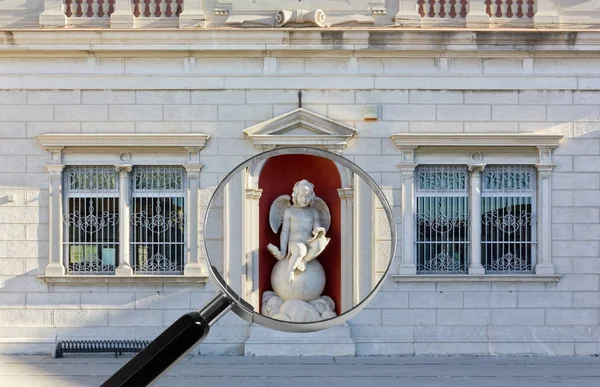 Nyklassiska byggnaden i det centrala torget i Palmanova under Ma Stockfoto