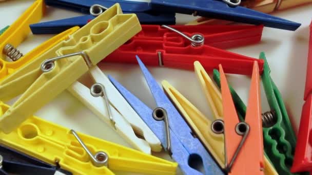 Farklı Şekil Boyut Renk Renkli Clothespins Dönüştürün — Stok video