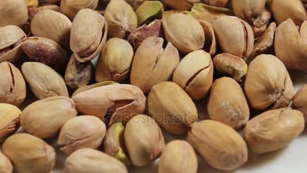 Крупный План Toasted Pistachio Nuts — стоковое видео
