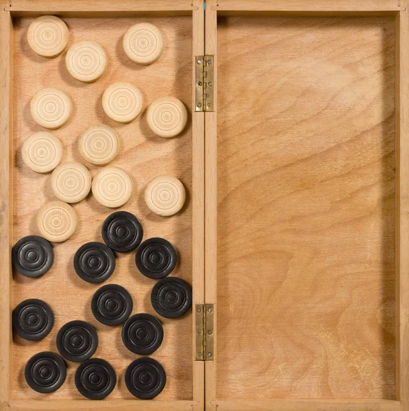 Overturned madeira Checkerboard e suas peças — Fotografia de Stock