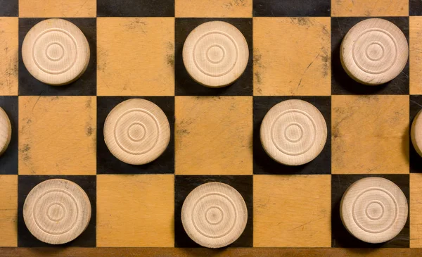 Vita pjäser på ett schackbräde — Stockfoto