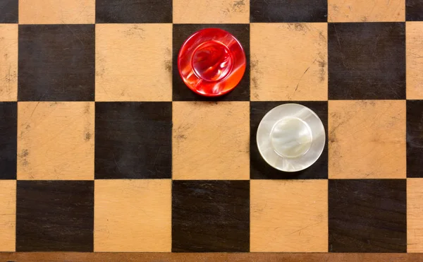 Duas peças em um quadro de xadrez de madeira — Fotografia de Stock