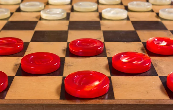 Piezas rojas y blancas en un tablero de ajedrez —  Fotos de Stock