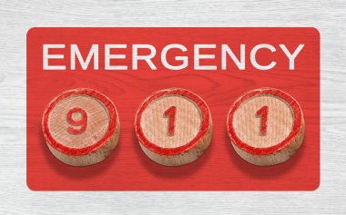 911 acil durum numarasını gösteren üç ahşap parça