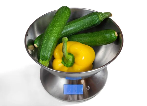Básculas de cocina con calabacín y un pimiento amarillo —  Fotos de Stock