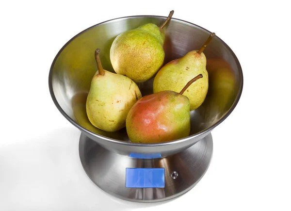 带梨的厨房秤 — 图库照片