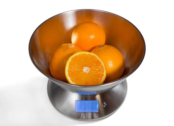 Balance de cuisine avec oranges — Photo