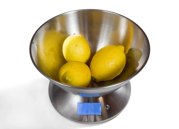 Küchenwaage mit Zitronen — Stockfoto