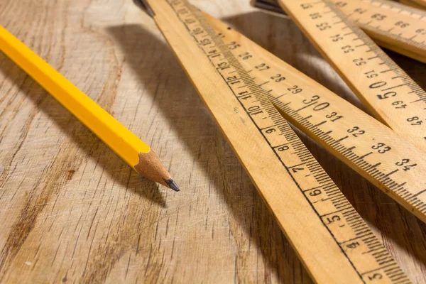 Meten van Stick en potlood op een houten tafel — Stockfoto