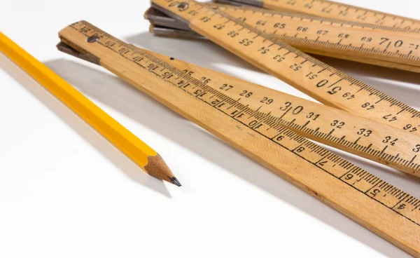 Medindo a vara e o lápis no fundo branco — Fotografia de Stock