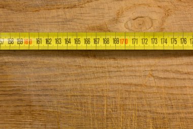 Tahta bir masanın üzerindeki şerit.