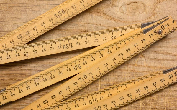 Vara de medição em uma mesa de madeira — Fotografia de Stock