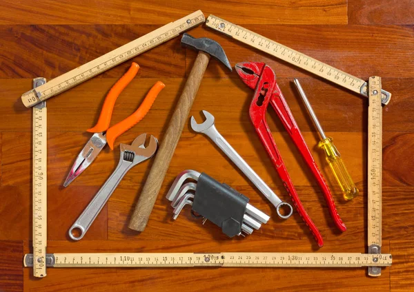 Outils de travail dans un bâton de mesure plié — Photo