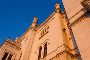 Trieste Miramare Kalesi'nin gün batımı görünümü