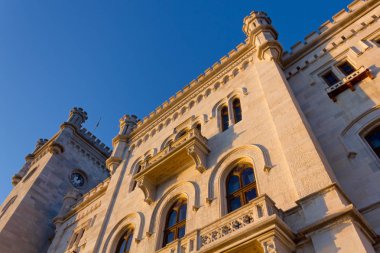 Trieste Miramare Kalesi'nin gün batımı görünümü