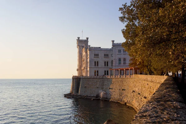 Coucher de soleil sur le château de Miramare à Trieste — Photo