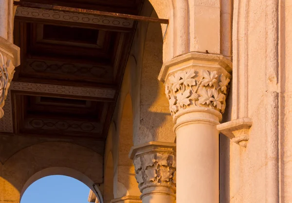 Vista al atardecer de un detalle exterior del castillo de Miramare en Trieste — Foto de Stock