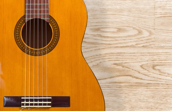 Ahşap doku üzerinde klasik gitar
