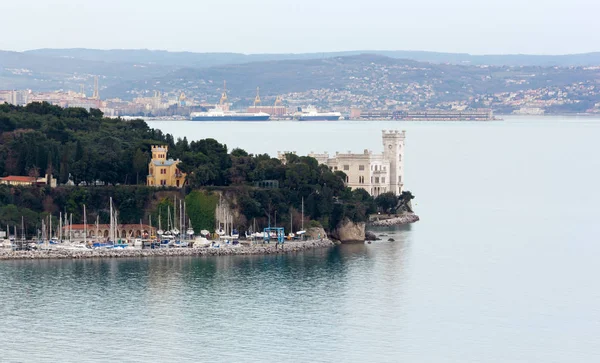 Château de Miramare près de Trieste en fin d'après-midi d'hiver — Photo