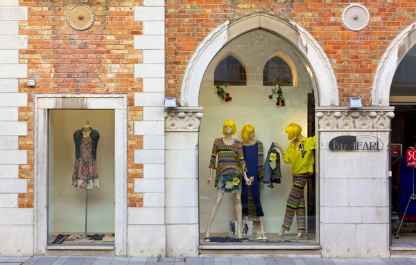 Tienda de ropa en un edificio histórico en Grado — Foto de Stock