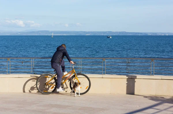 Man op zijn fiets aan de kust in Grado — Stockfoto