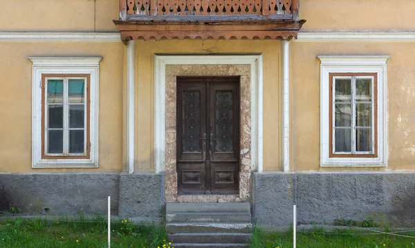 Fachada de una casa tradicional deshinabitada —  Fotos de Stock