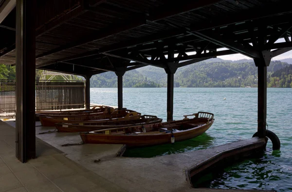 Дерев'яні човни на озері Блед — стокове фото