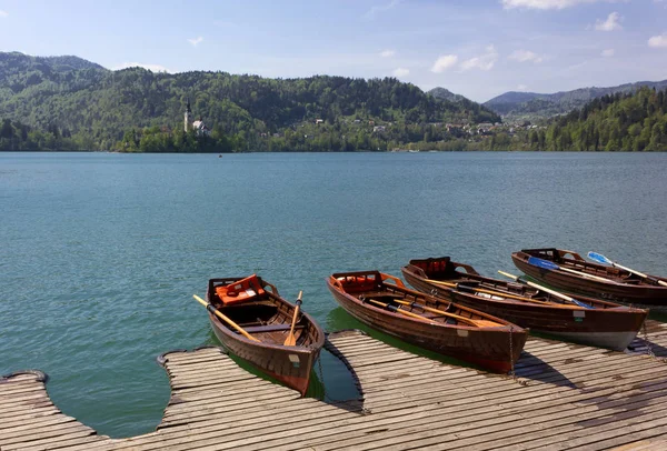 Houten roeiboten bij Lake Bled — Stockfoto