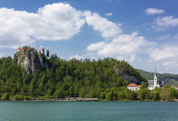 Kasteel en kerk over Lake Bled — Stockfoto