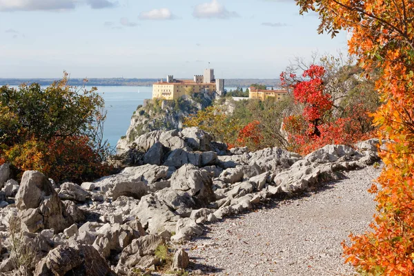 Colores de otoño en el sendero Rilke cerca de Trieste —  Fotos de Stock