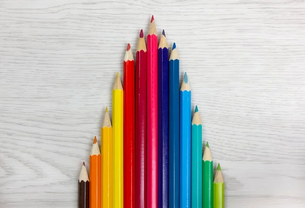 Lápices de colores sobre fondo de madera blanca — Foto de Stock