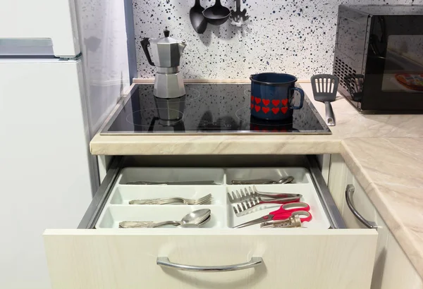 Offene Schublade in einer modernen Küche — Stockfoto