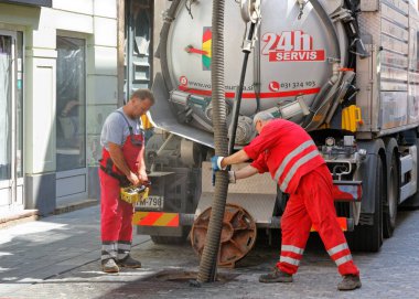 Celje 'de Kanalizasyon Sistemi Üzerinde Çalışan İki Adam