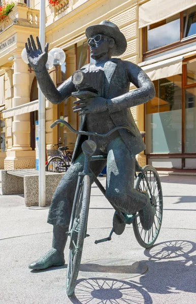 Josip Pelikan 's bronzen beeld in Celje — Stockfoto